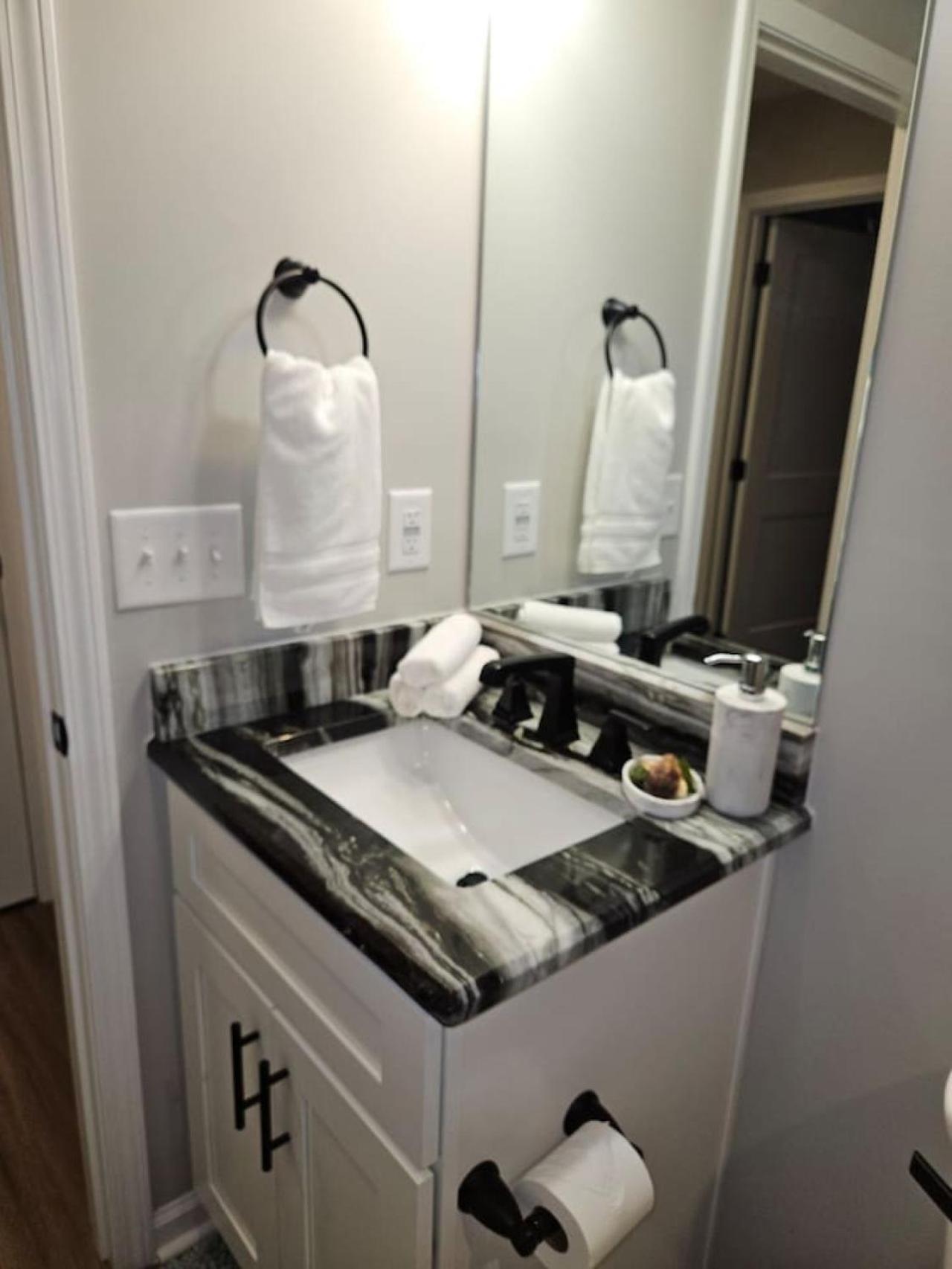 New Luxe Apt 3Br Downtown Fay Unit B فاييتفيل، كارولاينا الشمالية المظهر الخارجي الصورة